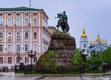 Hetman Bohdan Khmelnytsky anıtı 