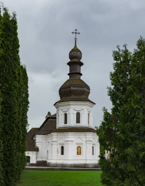 Ancien bâtiment orthodoxe avec une croix et un dôme — Photo