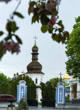 Haç lı ve kubbeli eski Ortodoks binası 