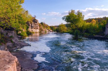 nehir Gorny Tikic kayalar ve kanyon arasında akar,