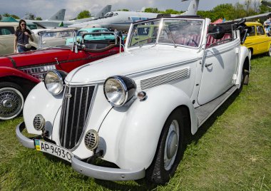 retro araba sergide sunuldu