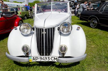 retro araba sergide sunuldu