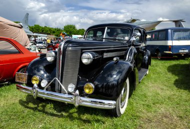 retro araba sergide sunuldu