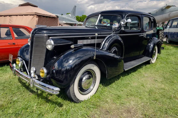 Carro retro apresentado na exposição — Fotografia de Stock