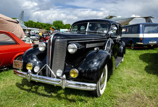 Carro retro apresentado na exposição — Fotografia de Stock