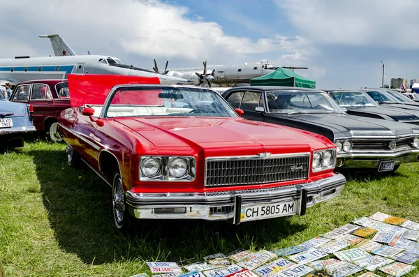 Carro retro apresentado na exposição — Fotografia de Stock