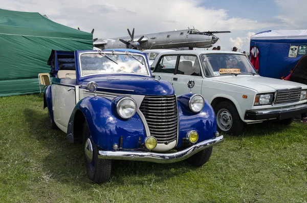 Retro car presented at the exhibition — Stock Photo, Image