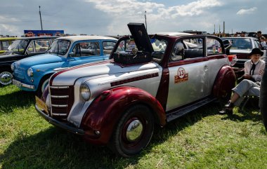 retro araba sergide sunuldu