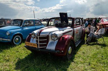 retro araba sergide sunuldu