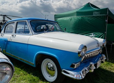 retro araba sergide sunuldu