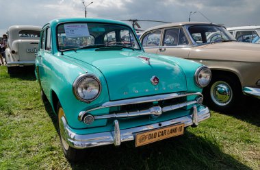retro araba sergide sunuldu