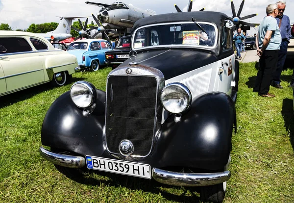 Retro-Auto auf der Ausstellung präsentiert — Stockfoto