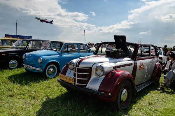 retro araba sergide sunuldu