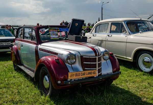Retro car presented at the exhibition — Stock Photo, Image