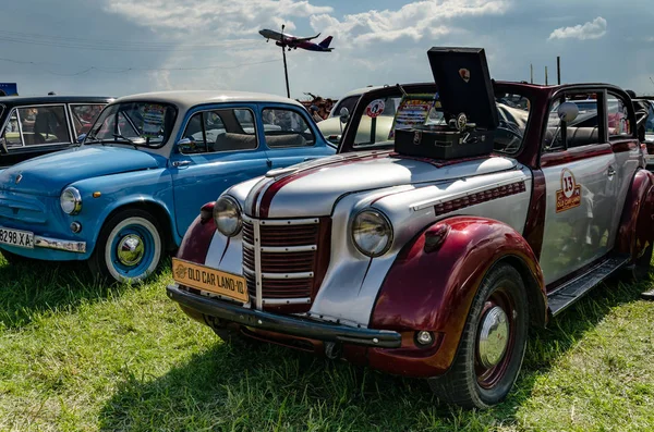 Carro retro apresentado na exposição — Fotografia de Stock