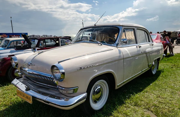 Voiture rétro présentée à l'exposition — Photo