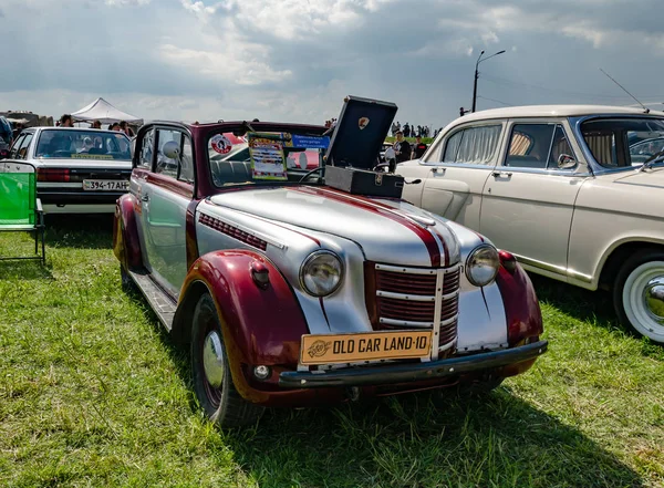 retro araba sergide sunuldu