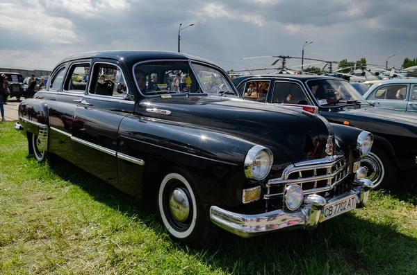 Carro retro apresentado na exposição — Fotografia de Stock