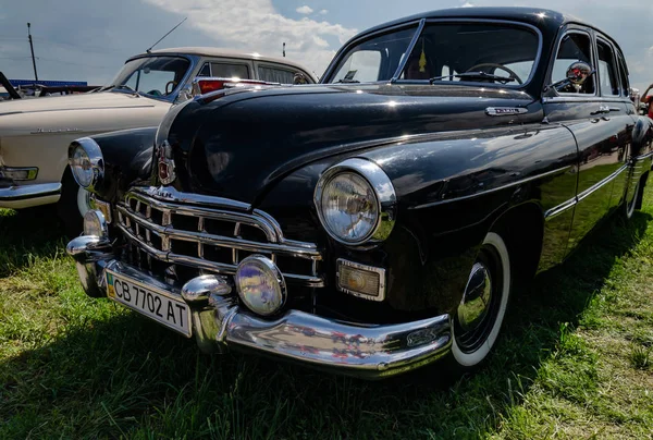 retro araba sergide sunuldu