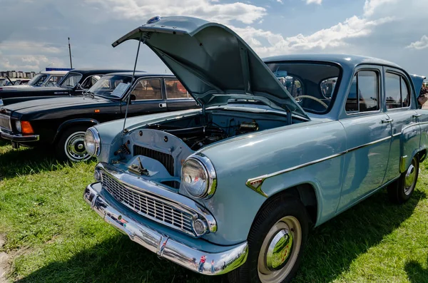 retro araba sergide sunuldu