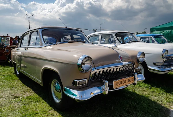 retro araba sergide sunuldu