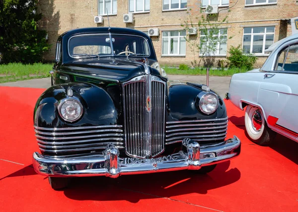 Retro-Auto auf der Ausstellung präsentiert — Stockfoto