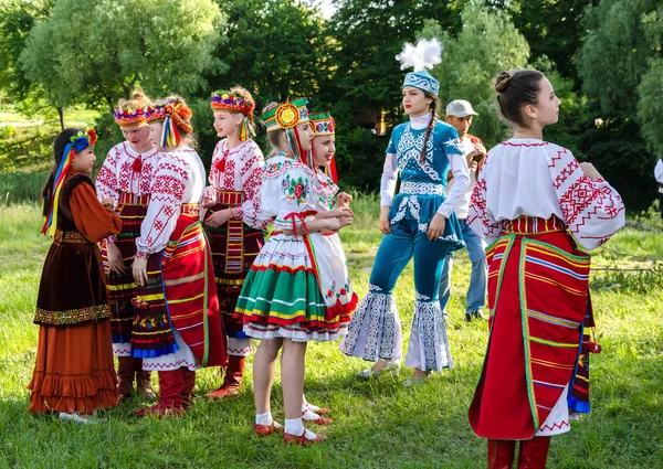 IX FESTIVAL INTERNAZIONALE DI CARATTERISTICHE DEL LAVORO GIOVANILE DEI BAMBINI "SUNNY KASHTANCHIK " — Foto Stock