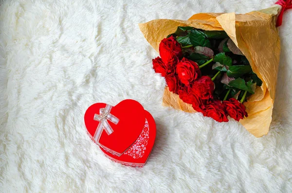 Λουλούδια τριαντάφυλλα σε ένα όμορφο μπουκέτο, ένα κουτί με ένα δώρο διακοπών — Φωτογραφία Αρχείου