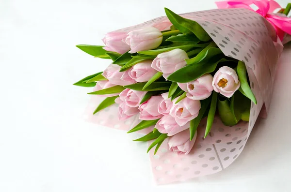 Flores de tulipán rosa en un hermoso ramo — Foto de Stock