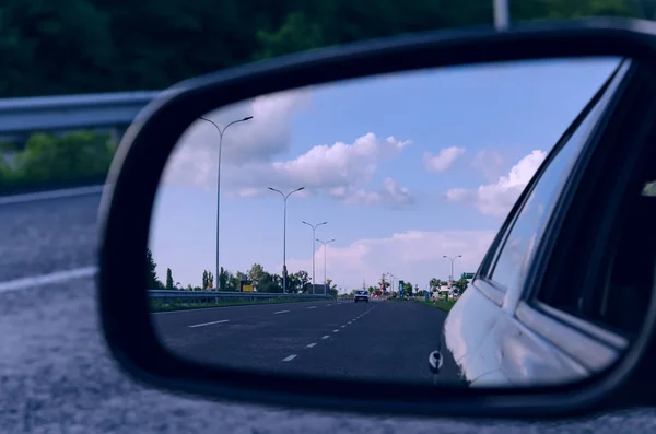 高速道路の反射が付いている車のミラー — ストック写真