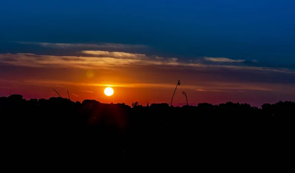 Cielo con puesta de sol en un cálido día de verano — Foto de Stock