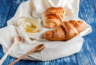 güzel bir gevrek ve bal bir kavanoz ile kruvasanlar