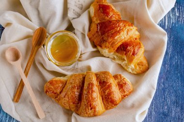 güzel bir gevrek ve bal bir kavanoz ile kruvasanlar