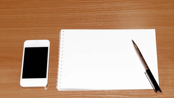 Kalem ve telefon ile beyaz not defteri not defteri — Stok fotoğraf