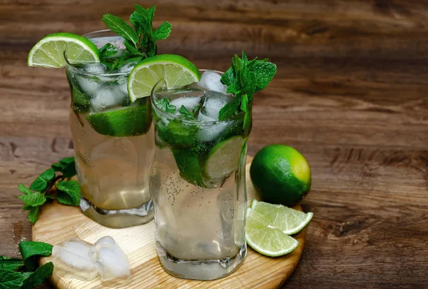 Copos de mojito com hortelã, gelo e limão , — Fotografia de Stock