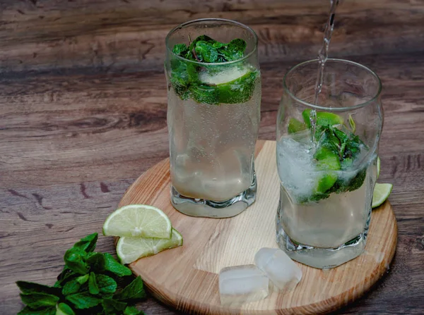 Vasos de mojito con menta, hielo y lima , — Foto de Stock