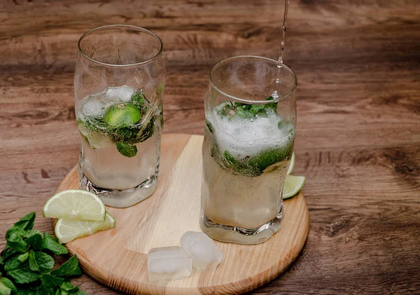 Sklenice Mojito s mátou, ledem a vápnem, — Stock fotografie