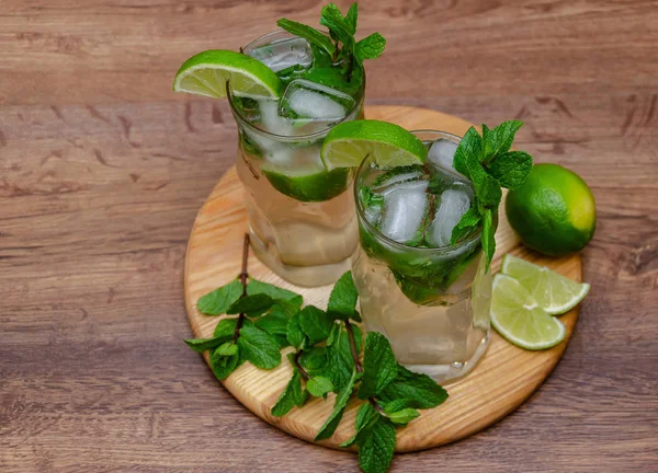 Sklenice Mojito s mátou, ledem a vápnem, — Stock fotografie