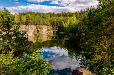 sıcak güneşli bir gün sonbahar ormanında Kanyon,