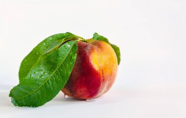 kırmızı tarafı ile şeftali meyve