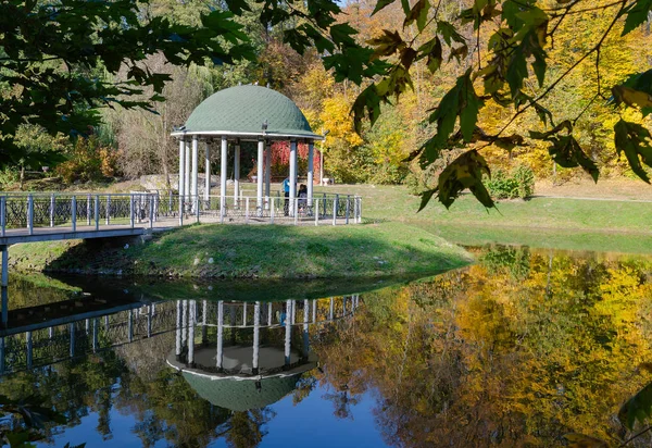 Beautiful arbor on a pond, sunny autumn afternoon — Stock Photo, Image