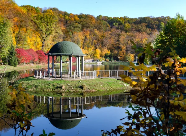 bir gölet üzerinde güzel çardak, güneşli sonbahar öğleden sonra