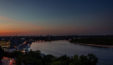 akşam manzara, Dnipro Nehri üzerinde gün batımı, Ukrayna şehir Kiev