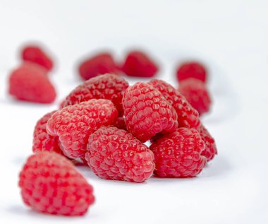 beyaz bir arka plan üzerinde olgun kokulu ahududu berry