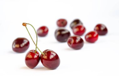 Beyaz bir arka planda olgun, tatlı bir kiraz