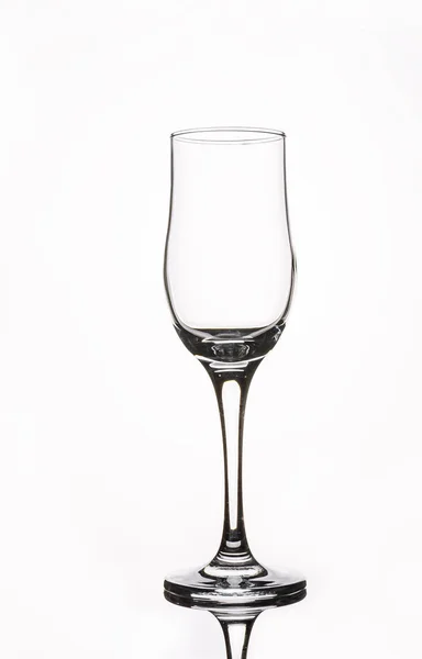 Copa de vino de vidrio vacía sobre un fondo blanco —  Fotos de Stock
