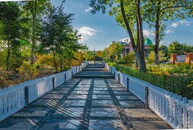 taş ve mermerden yapılmış parkta yaya yolu