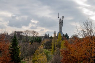 Anavatan Anıtı, paslanmaz çelik heykel