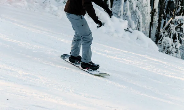 Snowboarder descends from a snowy descent — Stock Photo, Image