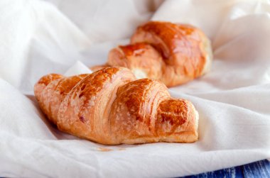 Peçetedeki lezzetli hamur işleri, yakın plan.